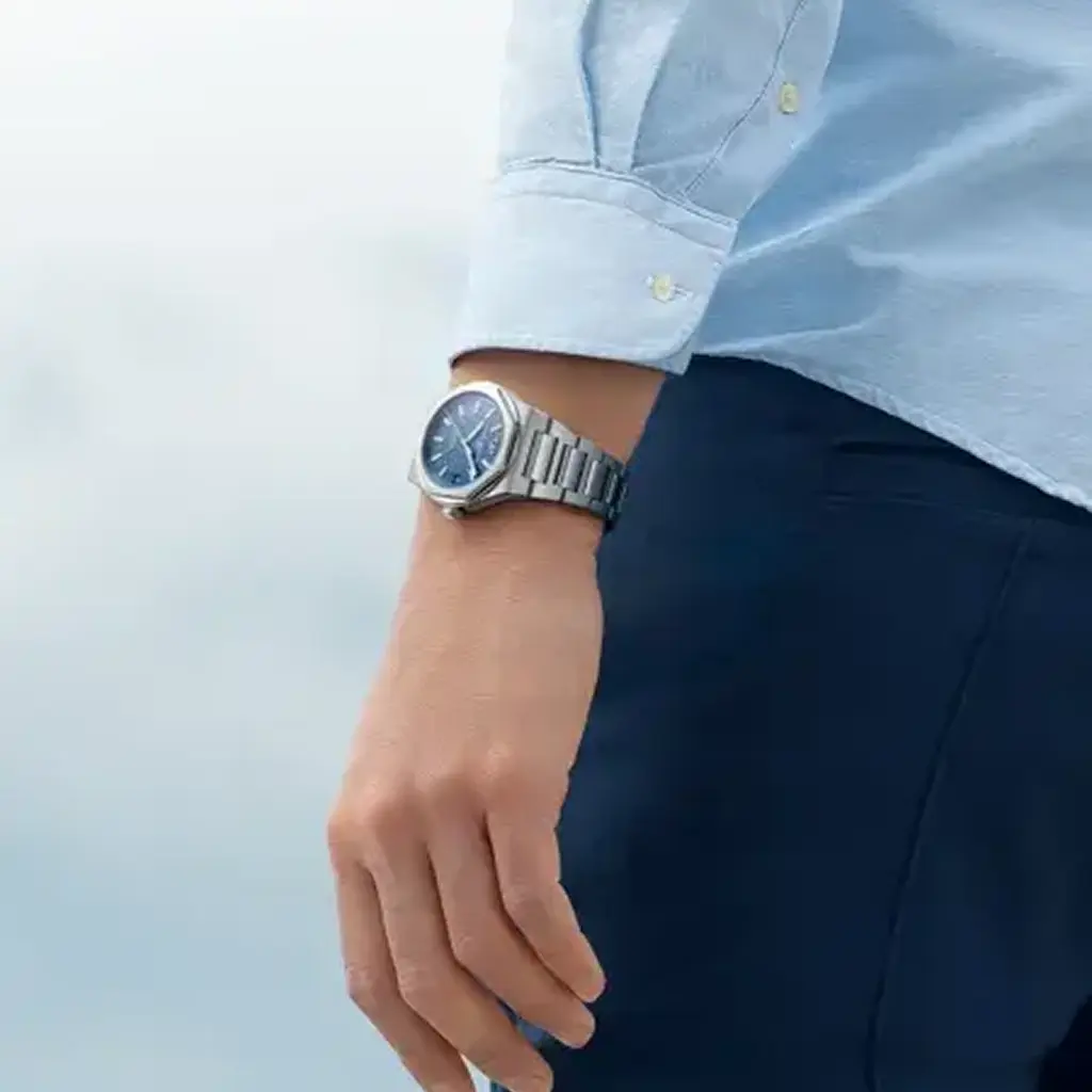 Girard-Perregaux Laureato 42mm Stainless Steel with Blue Dial - Image 5