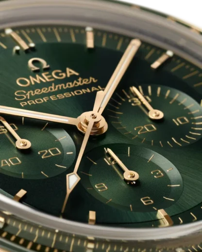 Speedmaster Moonwatch Professional 42 mm, Moonshine™ gold - dial closer look